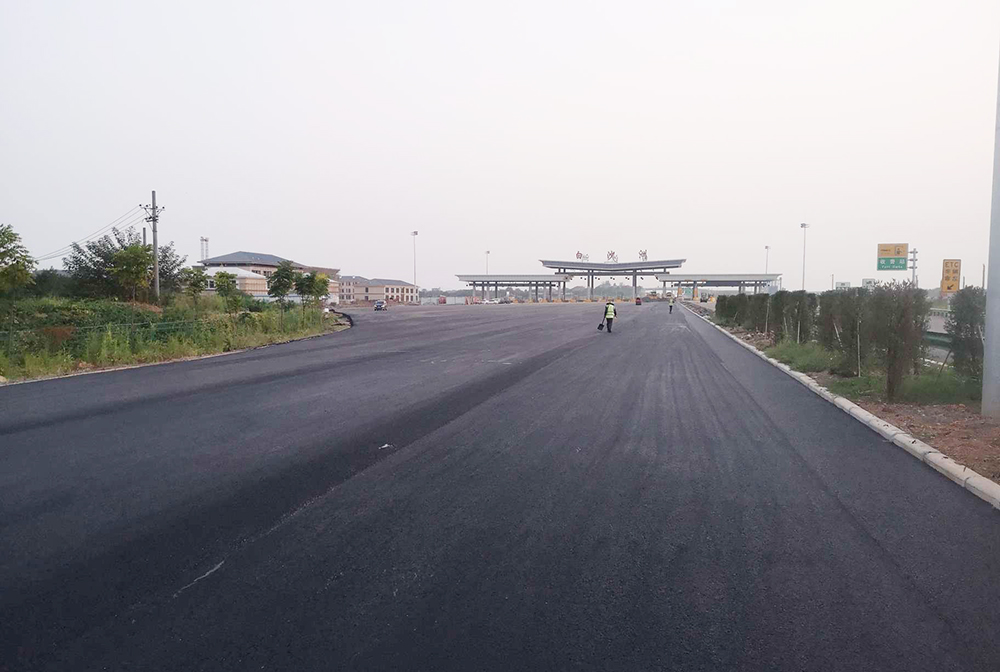 2018年9月13日武嘉高速石咀互通主线路面工程上面层铺油完成